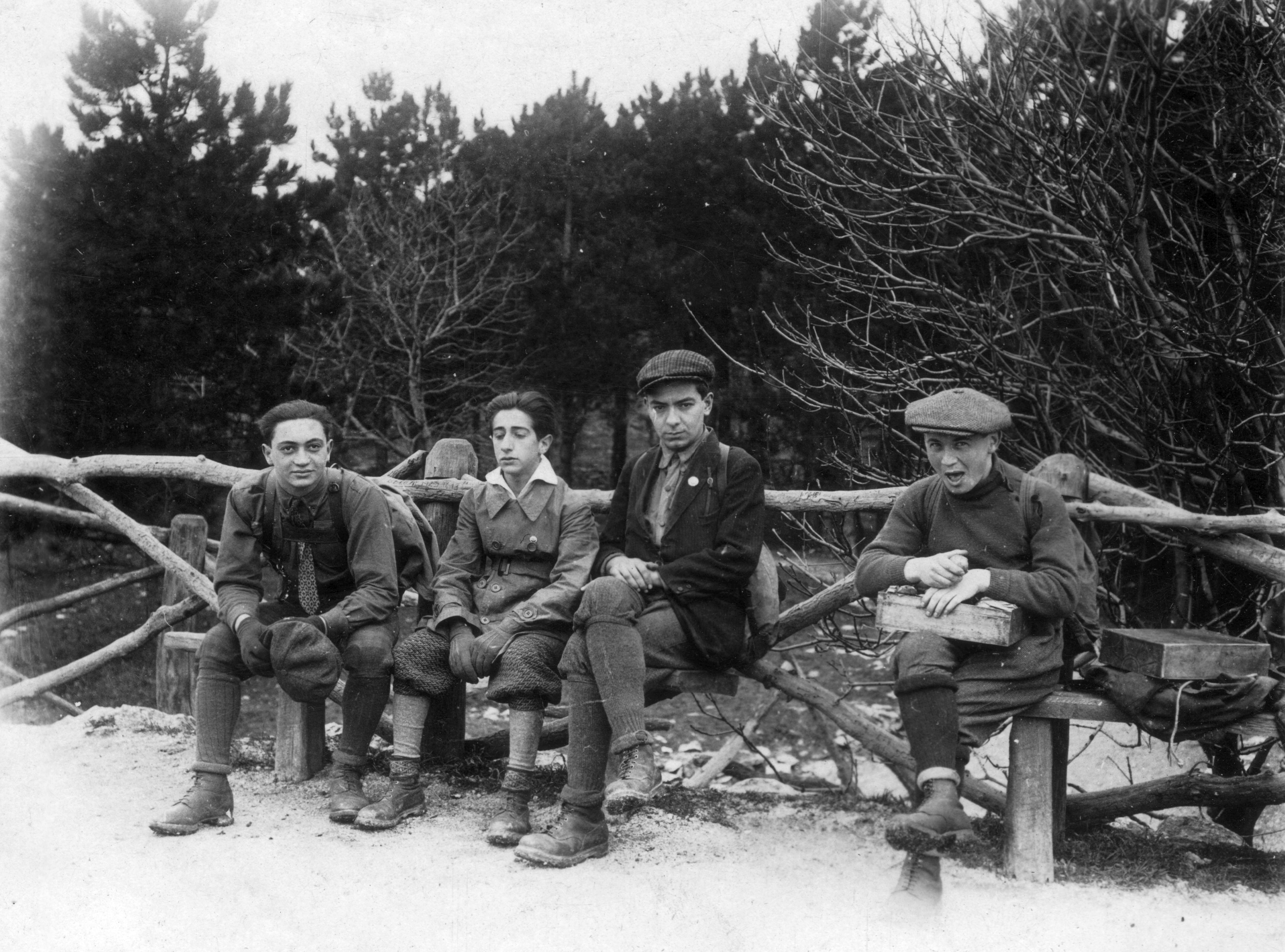 Groupe en excursion guidée devant la cathédrale de Reims